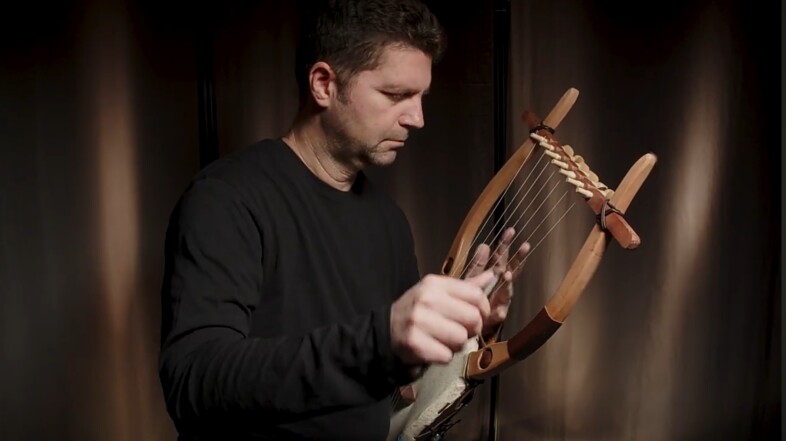 (video) ‘Towards the Sea’ complete Studies for ancient greek Lyre, by Garry DW Judd